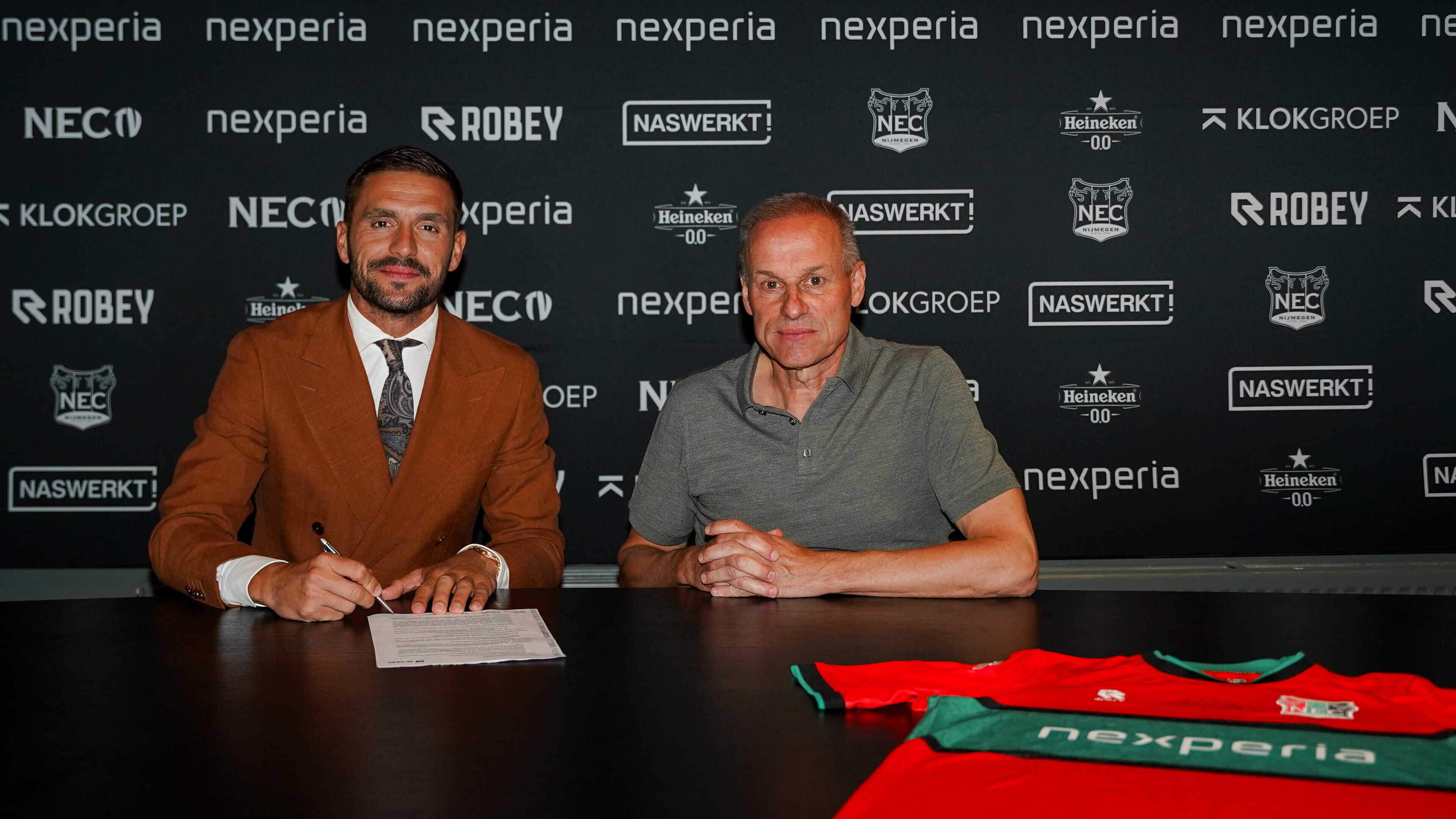 NEC bevestigt transferstunt: ’superprof’ Dusan Tadic (37) keert terug in Eredivisie